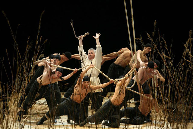 Scène du spectacle Le Voyageur enchanté. Photo — Archives du théâtre.